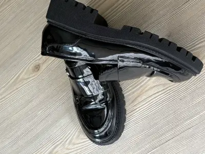 Zapatos de charol negro estilo mocasín para mujer - miniatura 3