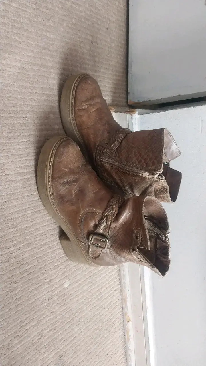 Botines de cuero marrón con hebilla - 1