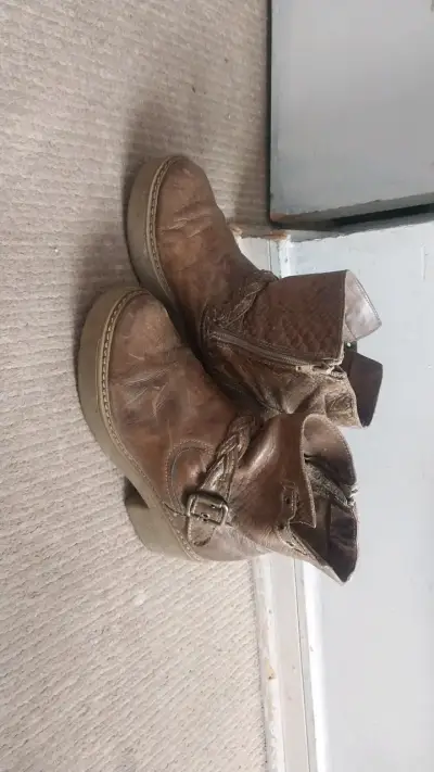Botines de cuero marrón con hebilla - miniatura 1