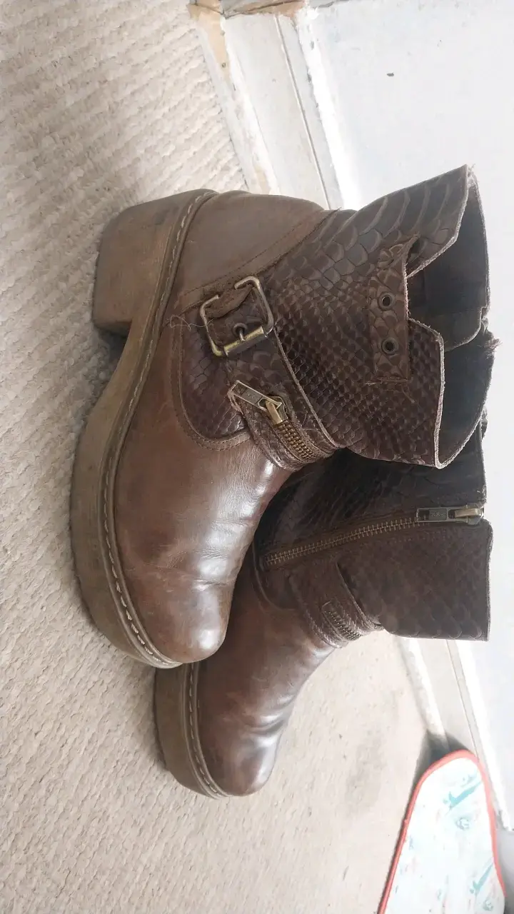 Botines de cuero marrón con hebilla - 1