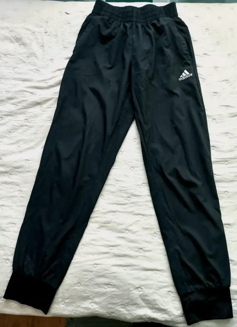 Pantalones deportivos negros Adidas con bolsillos