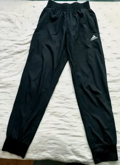 Pantalones deportivos negros Adidas con bolsillos - miniatura 1