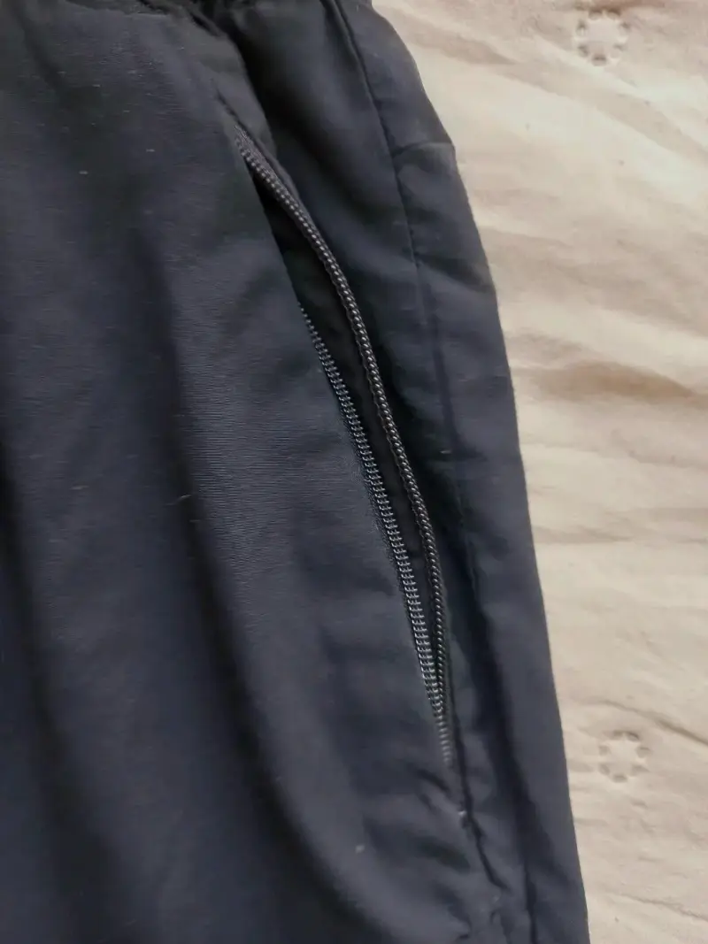Pantalones deportivos negros Adidas con bolsillos - 2