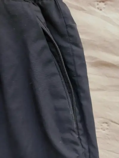 Pantalones deportivos negros Adidas con bolsillos - miniatura 2