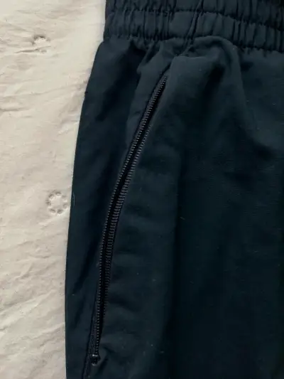 Pantalones deportivos negros Adidas con bolsillos - miniatura 3