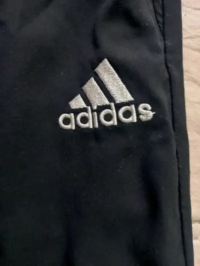 Pantalones deportivos negros Adidas con bolsillos - miniatura 5