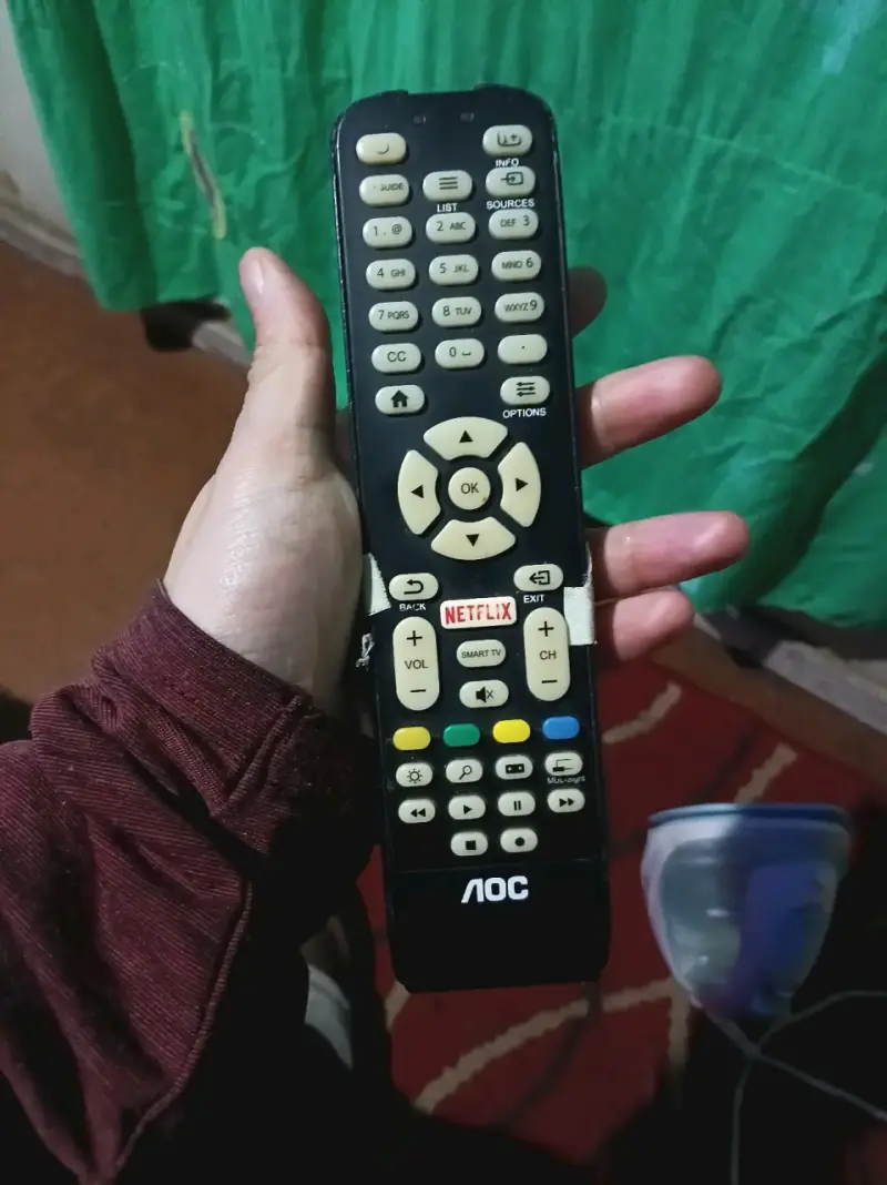 Smart TV AOC con control remoto incluido - 2