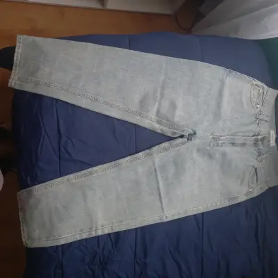 Jeans de mezclilla azul claro para mujer - miniatura 1
