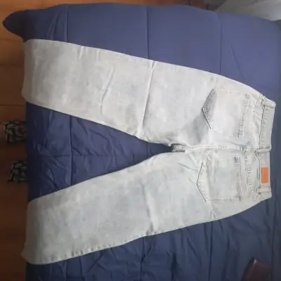 Jeans de mezclilla azul claro para mujer - miniatura 2