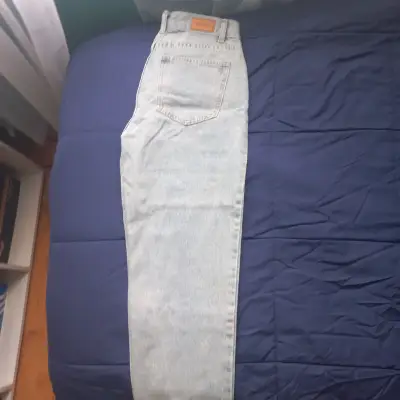 Jeans de mezclilla azul claro para mujer - miniatura 3