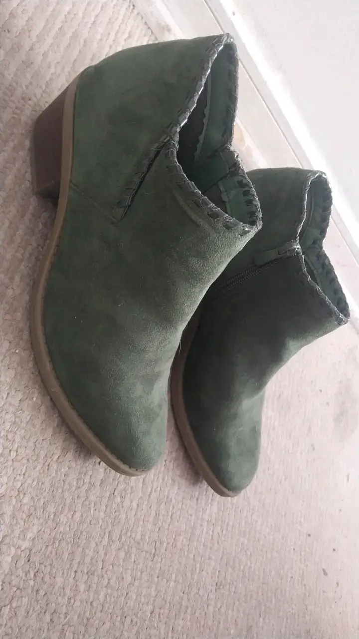 Botines verdes de gamuza con tacón bajo - 1