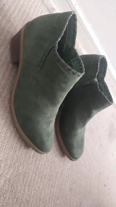 Botines verdes de gamuza con tacón bajo - miniatura 1