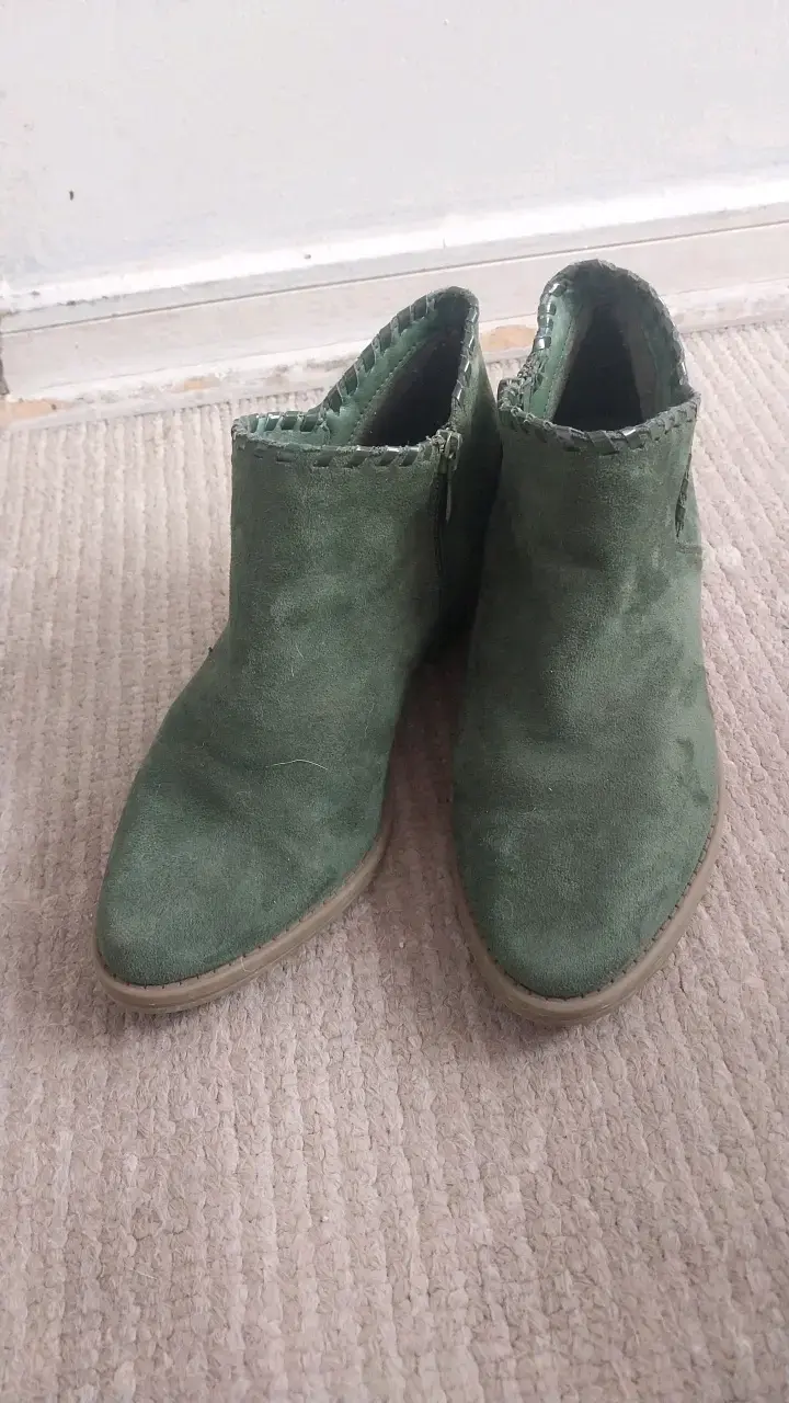 Botines verdes de gamuza con tacón bajo - 2
