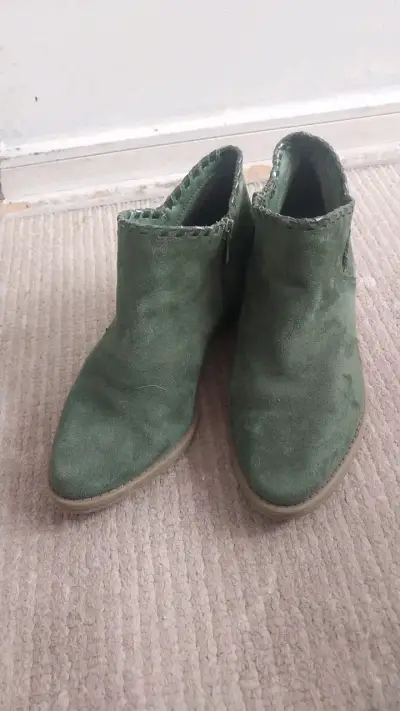 Botines verdes de gamuza con tacón bajo - miniatura 2