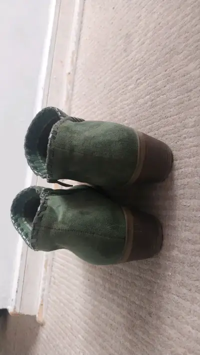 Botines verdes de gamuza con tacón bajo - miniatura 3