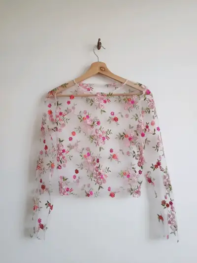 Blusa transparente con bordado floral - miniatura 1