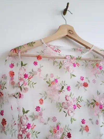 Blusa transparente con bordado floral - miniatura 2