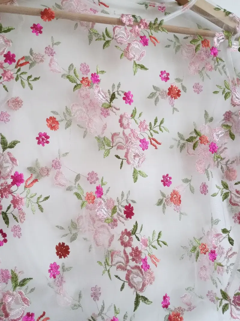 Blusa transparente con bordado floral - 3