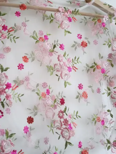 Blusa transparente con bordado floral - miniatura 3