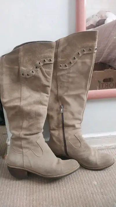 Botas altas de gamuza beige con ojales - miniatura 1