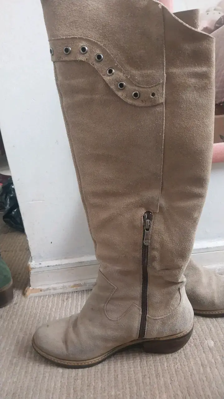 Botas altas de gamuza beige con ojales - 2
