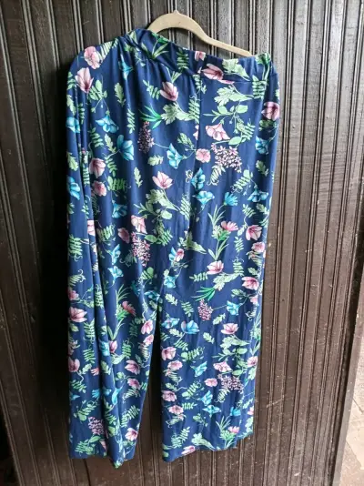 Pantalones anchos con estampado floral azul - miniatura 1