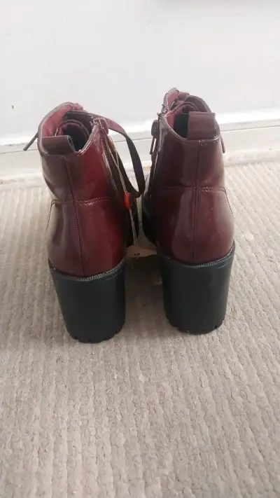 Botines  burdeos con plataforma Bata - miniatura 3