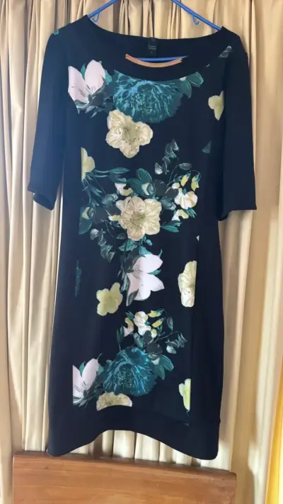Vestido negro con estampado floral - miniatura 1
