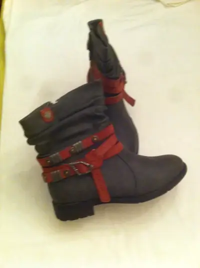 Bota gris con hebillas rojas - miniatura 1