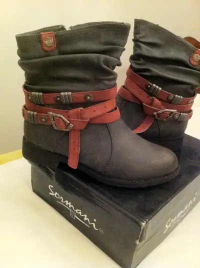 Bota gris con hebillas rojas - miniatura 2