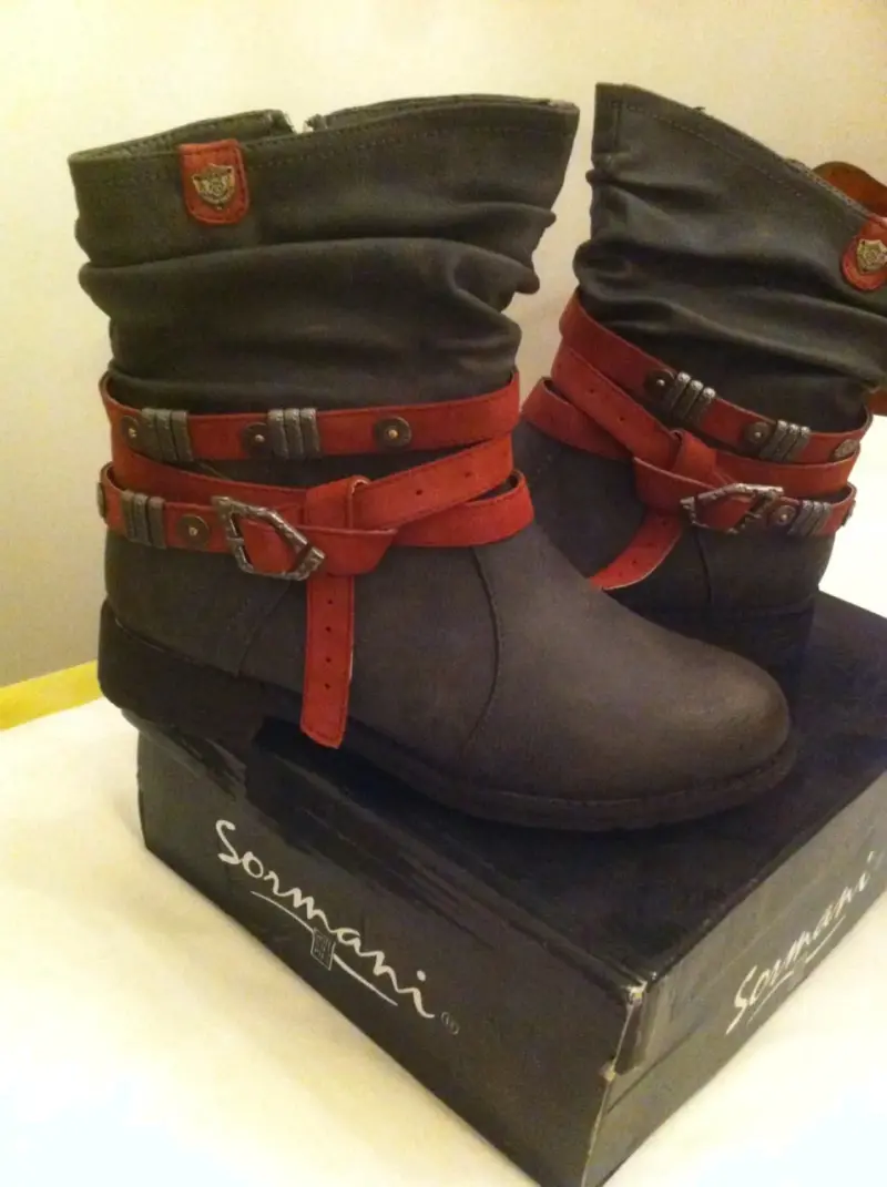 Bota gris con hebillas rojas - 3
