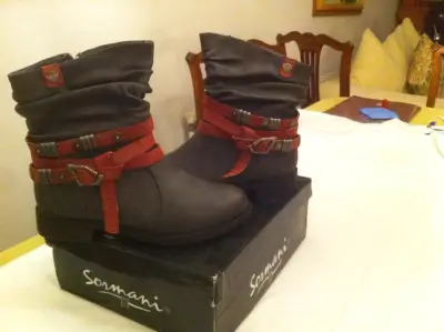 Bota gris con hebillas rojas - miniatura 4