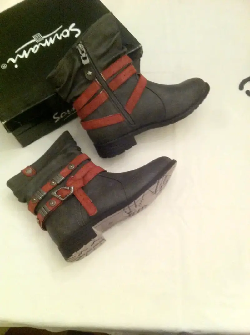 Bota gris con hebillas rojas - 5