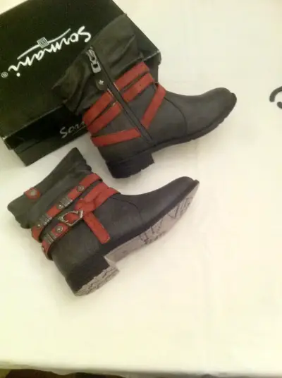 Bota gris con hebillas rojas - miniatura 5