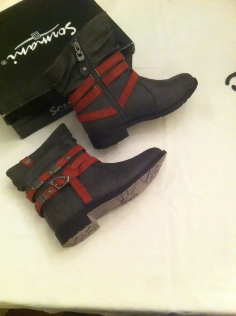 Bota gris con hebillas rojas - 6
