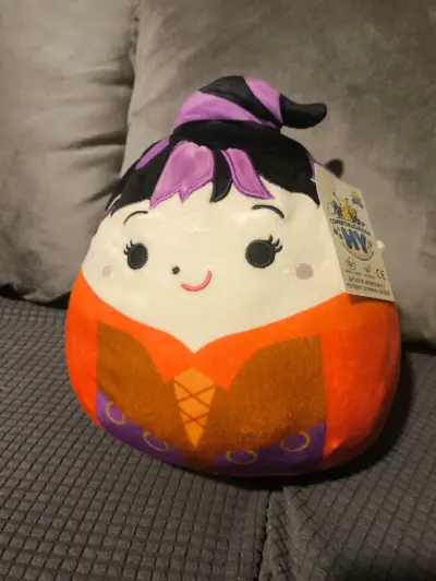 Peluche de bruja con sombrero morado hocus pocus - miniatura 1
