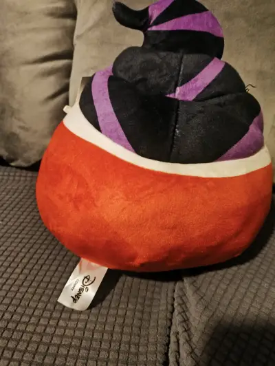 Peluche de bruja con sombrero morado hocus pocus - miniatura 2