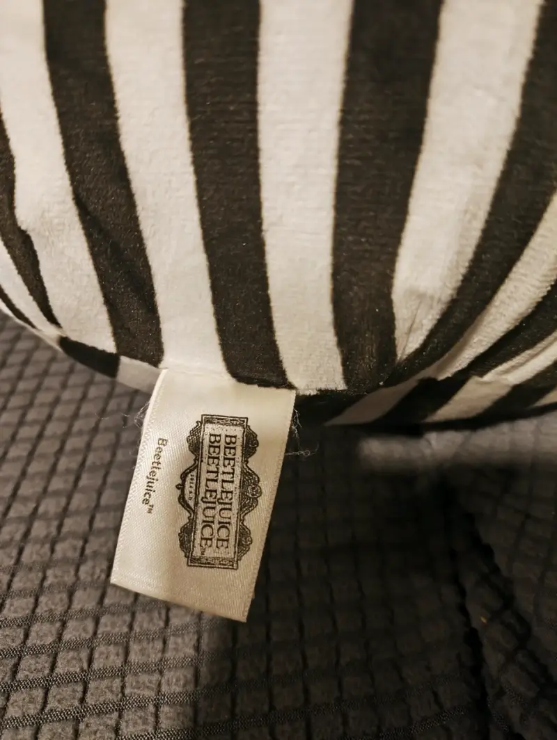 Peluche Beetlejuice con diseño a rayas - 2