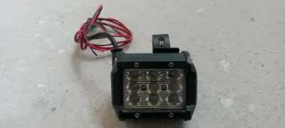 Foco LED para vehículo con soporte - miniatura 1