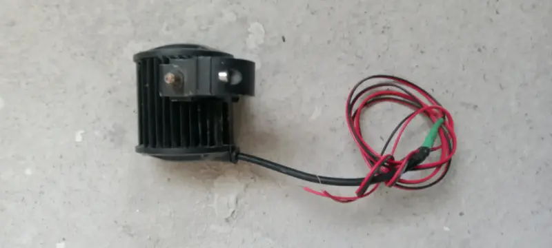 Foco LED para vehículo con soporte - 2
