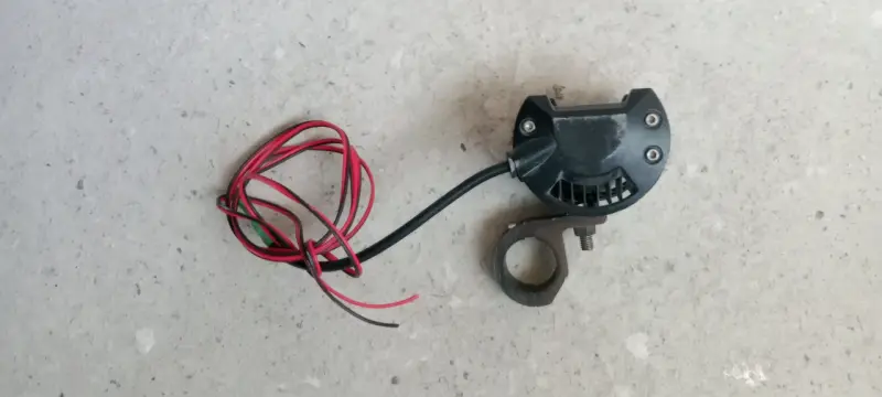 Foco LED para vehículo con soporte - 3