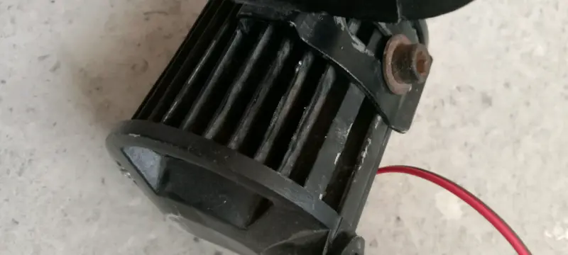 Foco LED para vehículo con soporte - 5