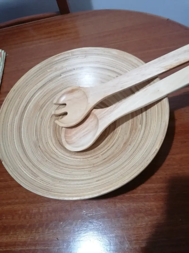 Set de ensaladera y utensilios de bambú - 1
