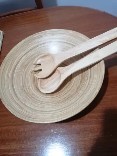 Set de ensaladera y utensilios de bambú - miniatura 1