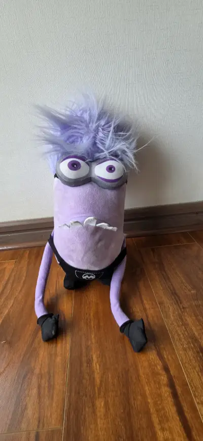 Peluche Minion Morado con Gafas y Pelo Despeinado - miniatura 1