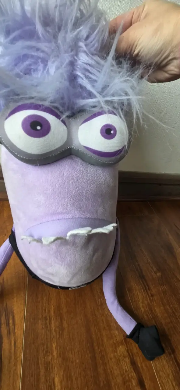 Peluche Minion Morado con Gafas y Pelo Despeinado - 3