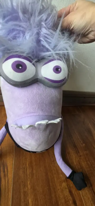 Peluche Minion Morado con Gafas y Pelo Despeinado - miniatura 3