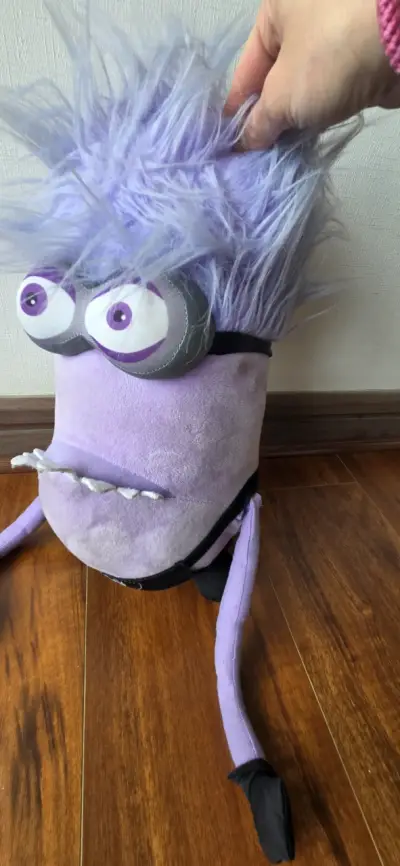 Peluche Minion Morado con Gafas y Pelo Despeinado - miniatura 4