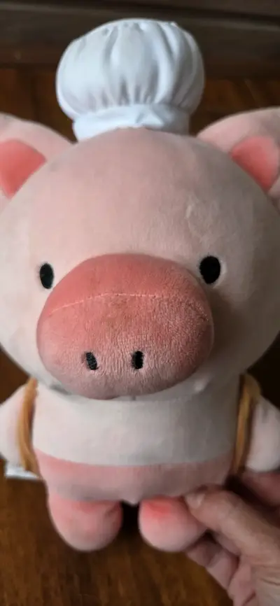 Peluche cerdito chef Miniso con hamburguesa - miniatura 2
