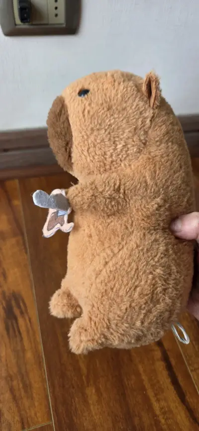 Peluche de capibara con guitarra - miniatura 5